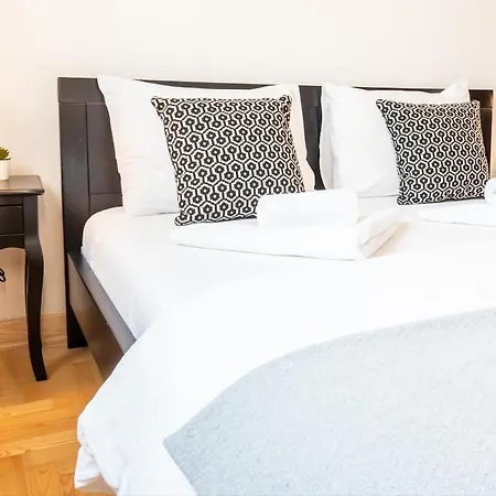 155sqm 4br For 9 Guests Belgrad