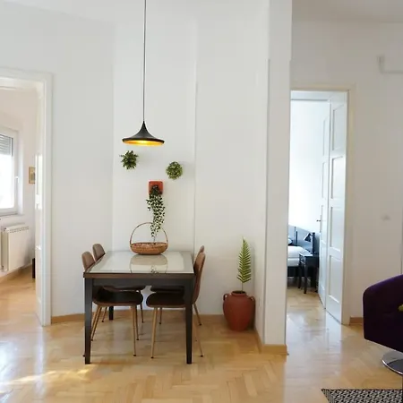 155sqm 4br For 9 Guests Apartament